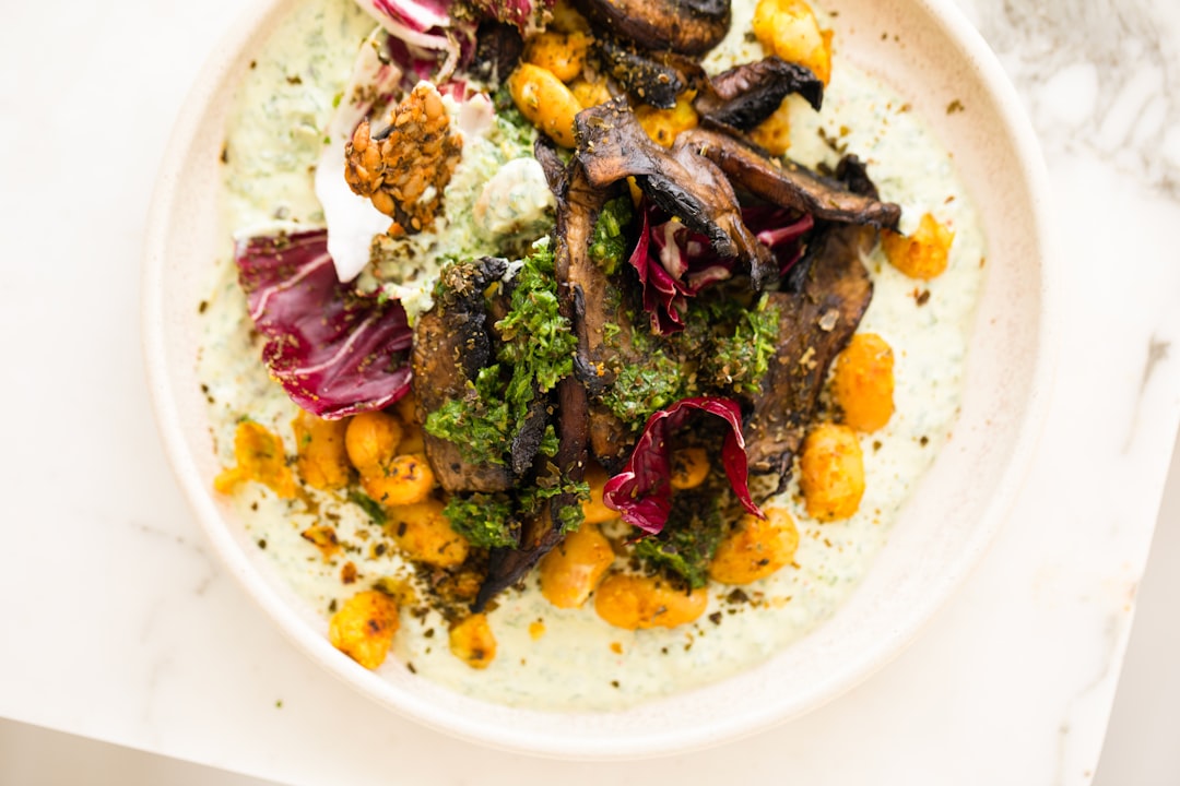 Farbenfrohes vegetarisches Gericht mit Bohnen, Pilzen und frischem Grün – Foto: Bakd&Raw by Karolin Baitinger / Unsplash