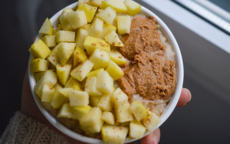 Cremige Frühstücksschale mit Apfel und Haferflocken als Bild zum Dinkel-Porridge