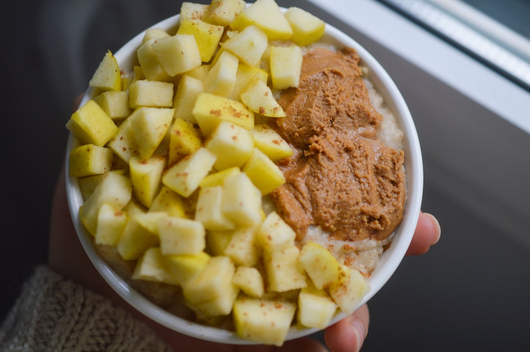 Cremige Frühstücksschale mit Apfel und Haferflocken als Bild zum Dinkel-Porridge