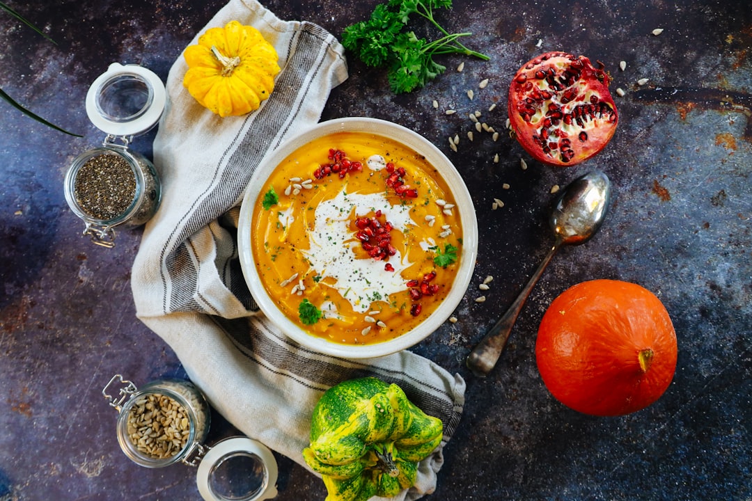 Cremige geröstete Kürbissuppe in einer Schale