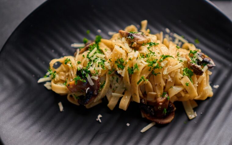 Cremige Pasta mit Pilzen als Bild zur veganen Pilzpasta