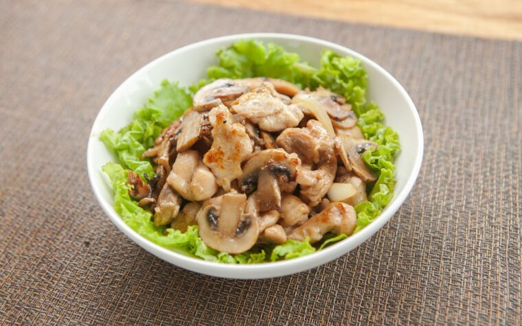 Salat mit gebratenen Pilzen als Bild zum warmen Spinatsalat mit Shiitake und Austernpilzen
