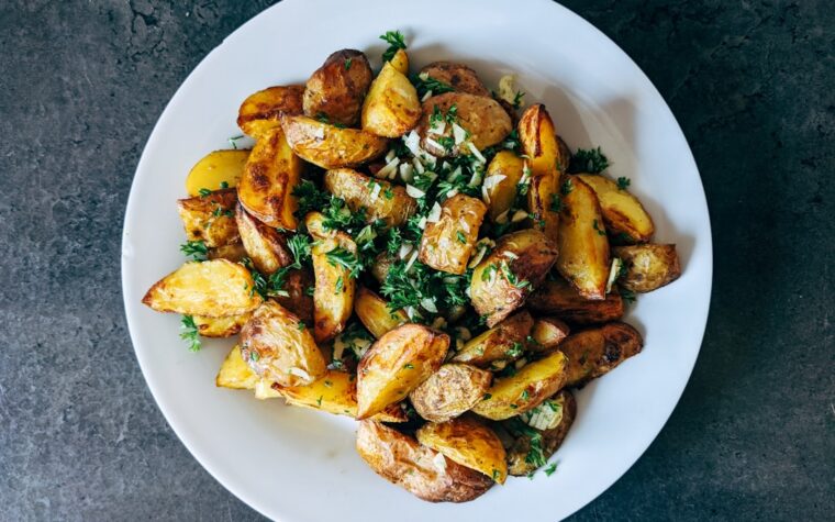 Geröstete Kartoffeln mit grünem Gemüse als Bild zur veganen Kartoffel-Bowl mit Tahini-Dressing