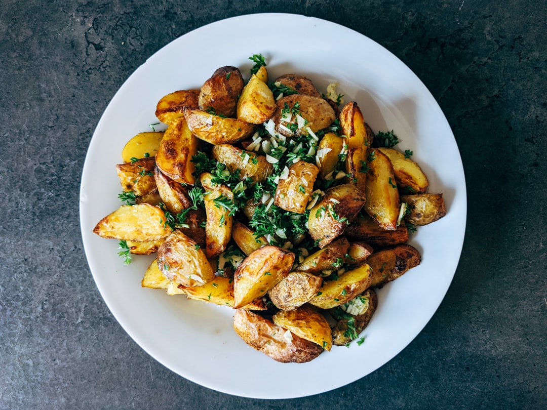 Geröstete Kartoffeln mit grünem Gemüse als Bild zur veganen Kartoffel-Bowl mit Tahini-Dressing
