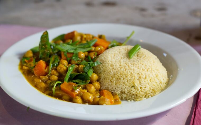 Veganes Kichererbsen-Curry als Bild zum schnellen 25-Minuten-Rezept