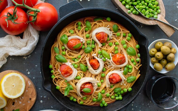 Tomatenpasta in einer Pfanne als Bild zur veganen One-Pot-Tomatenpasta