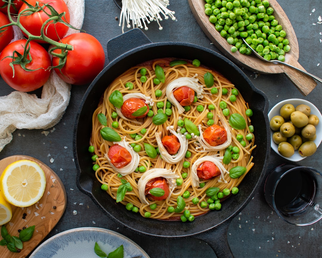 Tomatenpasta in einer Pfanne als Bild zur veganen One-Pot-Tomatenpasta