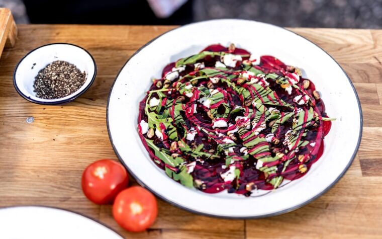 Rote-Bete-Carpaccio auf einem Teller als Bild zur veganen Variante mit Walnusscreme